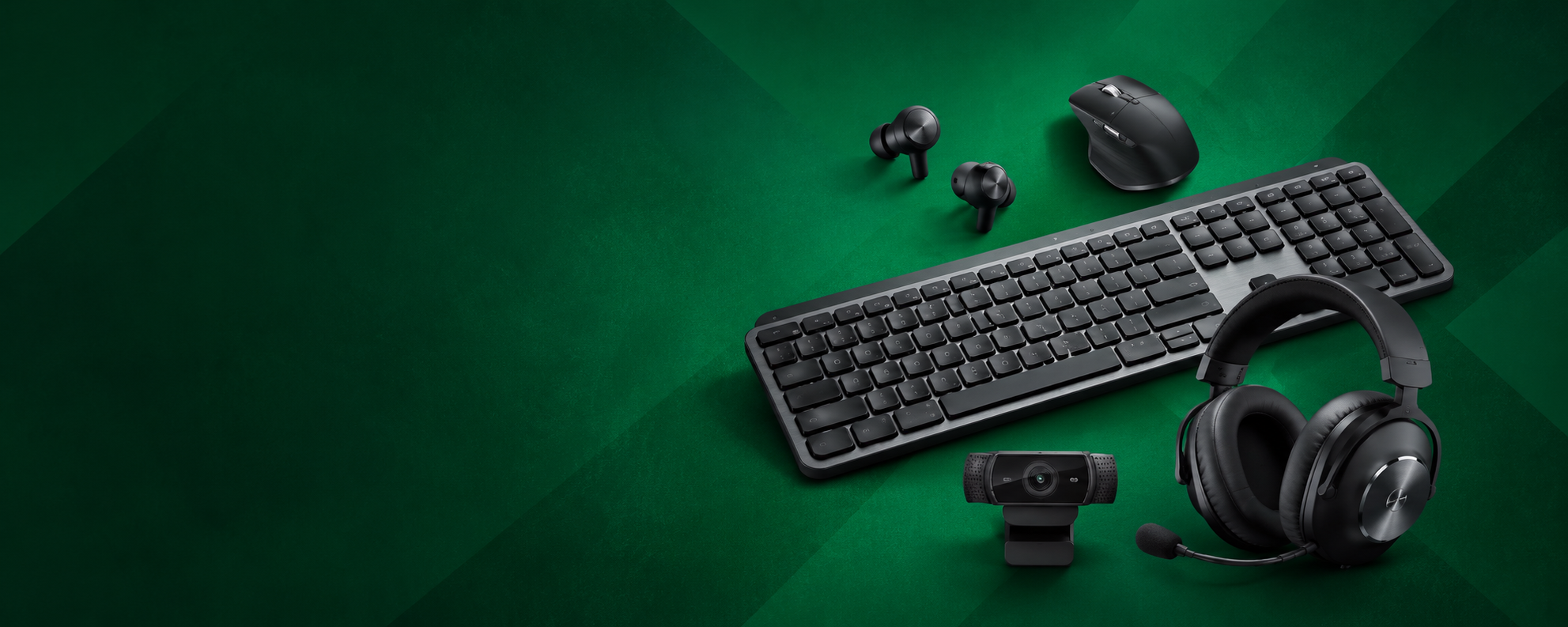 Clavier, souris, casque, webcam et écouteurs sans fil sur fond vert.